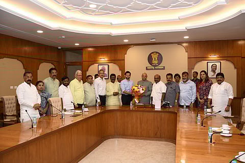 मुंबई महापालिकेतील भ्रष्टाचाराची लोकायुक्तांमार्फत चौकशी करा ; आदित्य ठाकरेंची राज्यपालांकडे मागणी