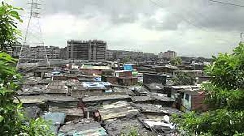 झोपड्या तोडून बिल्डरसाठी डोंगर मोकळा; झोपडीधारक बेघर