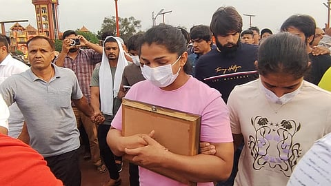 गंगेत पदकं विसर्जित करण्यासाठी पोहचल्यावर कुस्तीपटू भावूक