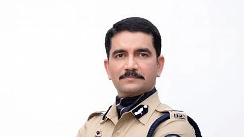 माऊंट एव्हरेस्ट सर करणाऱ्या सहकाऱ्याचा मृत्यू; विश्वास नांगरे पाटील यांची भावूक पोस्ट