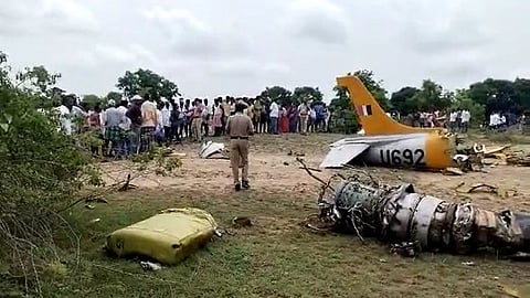 कर्नाटकात हवाई दलाच्या विमानाचा अपघात; प्रसंगावधान दाखवल्याने वैमानिक सुरक्षित