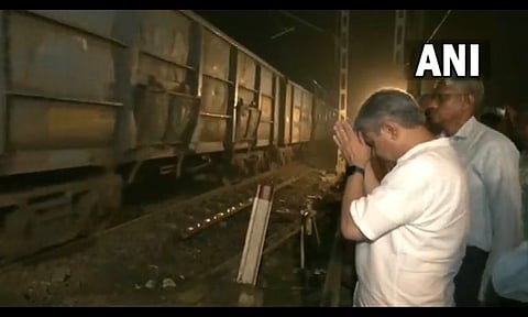 BalasoreTrainTragedy ; बालासोर रेल्वे वाहतूक पूर्ववत, देवेंद्र फडणवीसांचे ट्विट चर्चेत