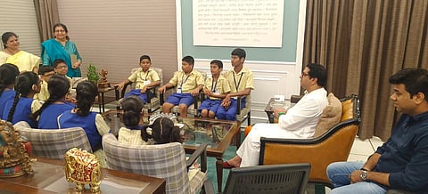 ...आणि कर्ण-बधिर विद्यार्थ्यांना राज ठाकरे यांनी घरीच बोलावून घेतले