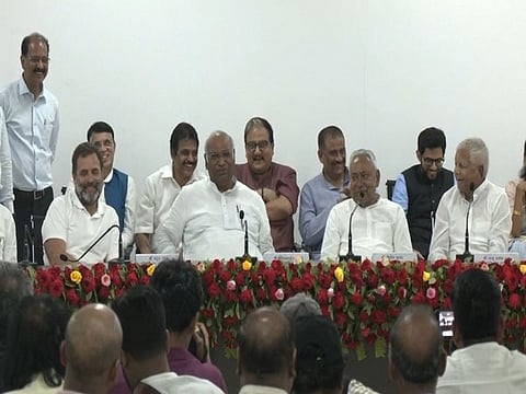 भाजपविरोधात देशातील विरोधक एकवटले ; पाटण्यात देशातल्या १५ विरोध पक्षांची बैठक संपन्न