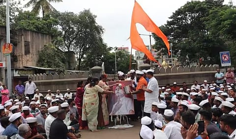 सांगलीत कार्यकर्त्यांकडून भिडेंच्या प्रतिमेला दुग्धाभिषेक ; म्हणाले, "गुरुजींच्या पाठीशी आम्ही खंबीरपणे उभे"