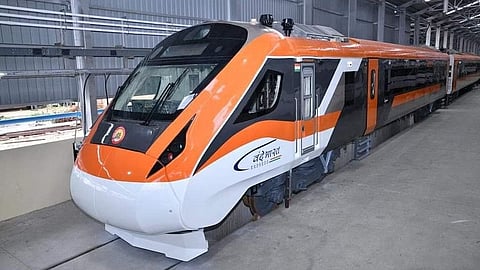 वंदे भारतची रंगसंगती बदलली