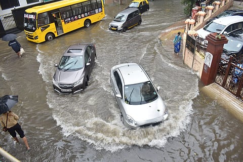 मुंबईत उद्या सकाळपर्यंत 'रेड अलर्ट', तर ठाण्यात आज आणि उद्या 'ऑरेंज अलर्ट'