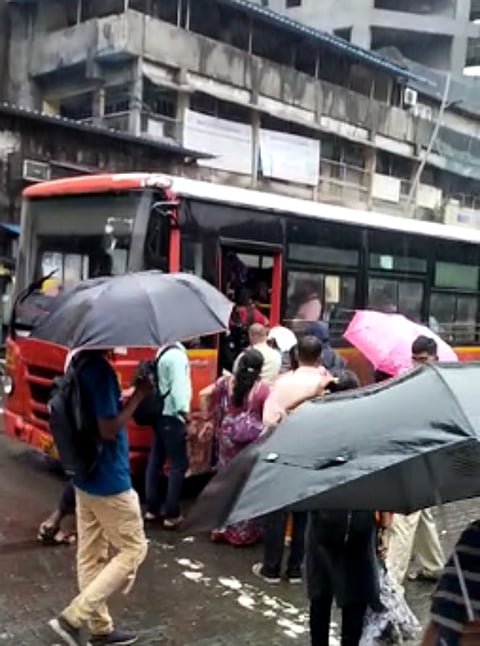 मुसळधार पावसात रिक्षाचालकांची लूट, परिवहन उपक्रमाकडून वेळेवर बस सेवा