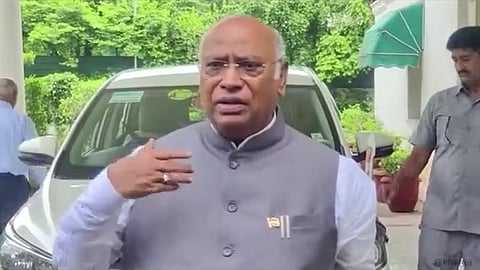 काँग्रेसची वर्किंग कमिटी जाहीर , महाराष्ट्रातील 'या' नेत्यांचा समावेश