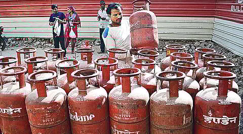 LPG Price Slash : मोदी सरकारचा मोठा निर्णय! घरगुती गॅस सिलिंडवर २०० तर, उज्वला योजना लाभार्थ्यांना ४०० रुपयांची सूट