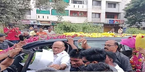 सोलापुरकरांच्या प्रेमाने शरद पवार भारावले ; 4 जेसीबींच्या सहाय्याने वाहनावर पुष्पवृष्टी