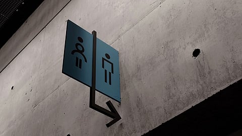 पालकमंत्र्यांची हरकत, शौचालय बांधणीला स्थगिती