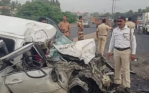 मुंबई-अहमदाबाद महामार्गावर भीषण अपघात ; तीन जणांचा मृत्यू