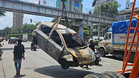 भरधाव कारची दुभाजकाला धडक ; आग लागल्याने २ भावांचा मृत्यू , ३ जण जखमी