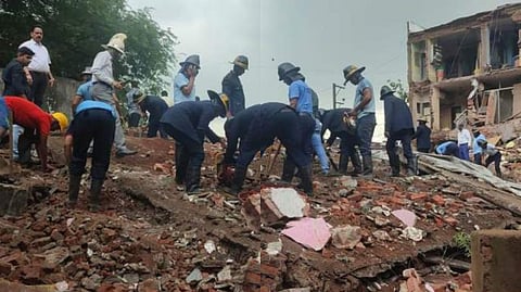 Dombivali building collaps : डोंबिवलीत तीन मजली इमारत कोसळली ; दोन जण अडकल्याची शक्यता