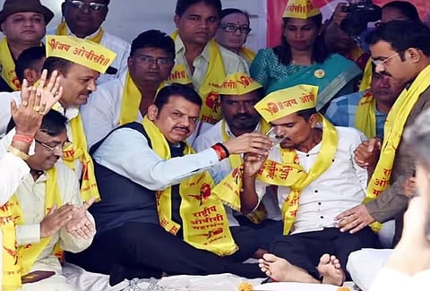 अखेर ओबीसी महासंघाचे रवींद्र टोंगेंचं अन्नत्याग आंदोलन मागे ; देवेंद्र फडणीसांचं मागण्या पुर्ण करण्याचं आश्वासन