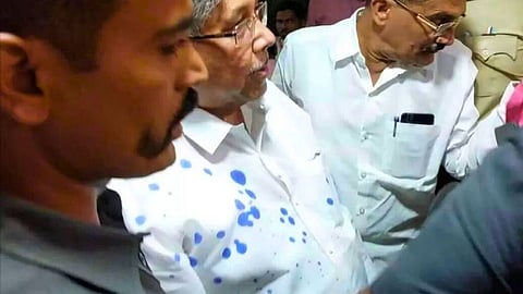 Chandrakant Patil: सोलापूरमध्ये मंत्री चंद्रकांत पाटील यांच्यावर फेकली शाही ; भीम आर्मीच्या कार्यकर्त्याला पोलिसांनी घेतलं ताब्यात
