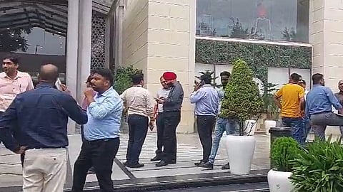 Earthquake : राजधानीसह उत्तर भारतात भूकंपाचे धक्के ; नागरिकांमध्ये भीतीचं वातावरण