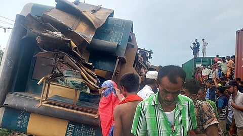 Bangladesh train accident: बांगलादेशात दोन ट्रेन एकमेकांना धडकल्या ; 20 जणांचा मृत्यू तर शेकडो प्रवासी जखमी