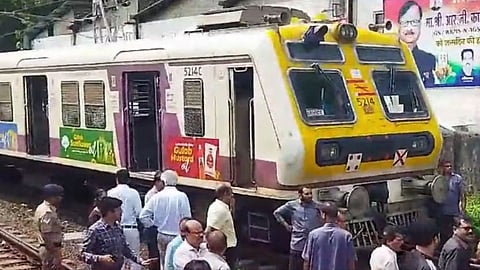 रेल्वे रूळ ओलांडणारे गेले जीवानिशी; रूळ ओलांडताना सर्वाधिक अपघात: मध्य रेल्वेवर ३६३, तर पश्चिम रेल्वेवर २३३ जणांचा मृत्यू