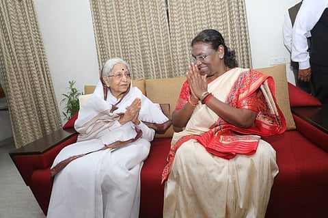 पुण्यात राष्ट्रपती द्रौपदी मुर्मू यांनी घेतली माजी राष्ट्रपती प्रतिभा पाटील यांची भेट