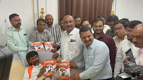 राज्य सरकारच्या शिष्टमंडळाने घेतली मनोज जरांगे यांची भेट ; कुणबी प्रमाणपत्राचा जीआर जरांगेंच्या हवाली