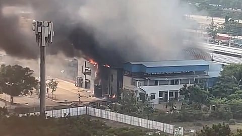 Video : एलटीटी स्टेशनवरील कँटिनमध्ये लागली आग, अग्निशमनच्या 2 गाड्या घटनास्थळी