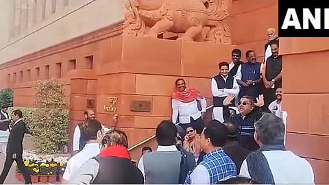 लाजीरवाणे कृत्य! खासदाराने नक्कल केल्यामुळे उपराष्ट्रपती भडकले, म्हणाले...