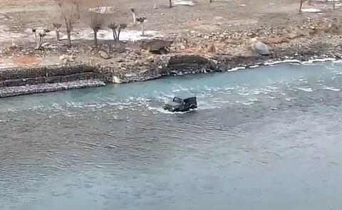 Video : ट्रॅफिक जामला कंटाळून पर्यटकाने थेट नदीत उतरवली Thar, व्हिडिओ व्हायरल होताच पोलिसांनी केली कारवाई