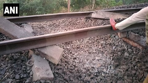 मुंबई-हावडा रेल्वे सेवा विस्कळीत; नक्षलवाद्यांनी उडवला झारखंडच्या गोयलकेरा भागातील लोहमार्ग