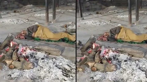 Video : रात्रभर जळत्या चितेच्या बाजूला झोपला वृद्ध; कारण ऐकूण डोळे पाणावल्याशिवाय राहणार नाहीत
