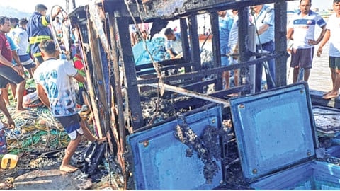 उत्तनच्या समुद्रात मासेमारी बोटीला आग