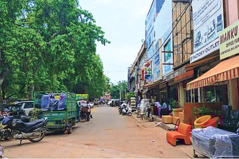 फक्त ३५० दुकानांकडेच व्यवसायाचा परवाना! व्यवसाय परवान्यातून वर्षाला ११ कोटींचे उत्पन्न मिळण्याची अपेक्षा