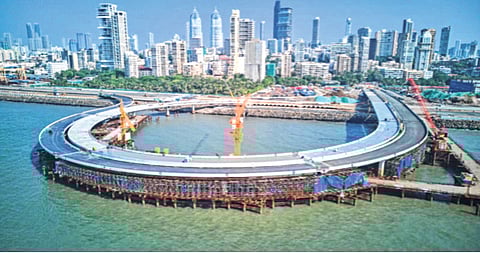 कोस्टल रोडचे काम फास्ट ट्रॅकवर: डेडलाईनमध्ये मार्गिका सुरू होणार; रात्रंदिवस कामाचा सपाटा
चार हजार कामगार, ५०० अधिकारी तैनात