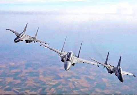 लढाऊ विमानांनी आकाशात केले त्रिशूळ; हवाई दलाच्या कसरतींनी सर्वांचेच लक्ष वेधले