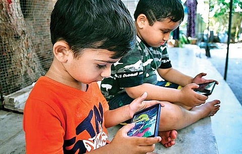 मुलांकडून मोबाइल काढून घेणे होणार सोपे; शास्त्रज्ञांचे उपयुक्त संशोधन