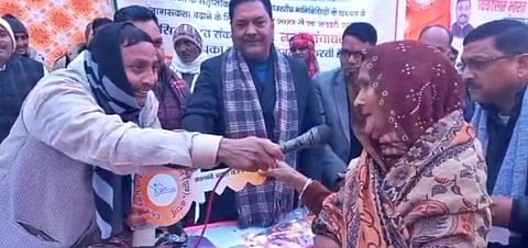 PM आवासची चावी देताना BJP खासदाराने विचारले - कोणी पैसे तर नाही घेतले ना? महिला म्हणाली- हो, 30 हजार दिले!