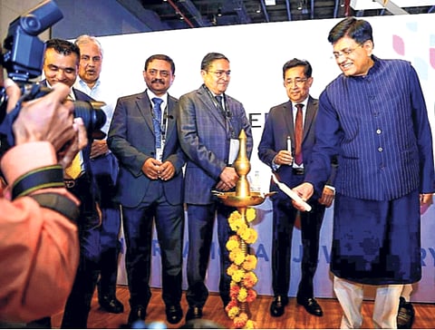 देशातील सर्वात मोठ्या रत्ने आणि आभूषण व्यापार प्रदर्शनाचे उद्घाटन