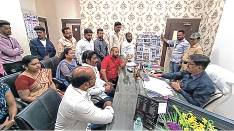 कल्याण येथील सुभाष मैदानाची दुरवस्था; मनसेच्या शिष्टमंडळाने घेतली केडीएमसी मुख्य उद्यान अधीक्षकांची भेट