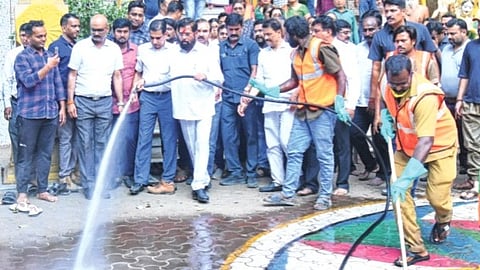 स्वच्छता अभियानात मुंबईला अव्वल स्थानी आणूया -मुख्यमंत्री