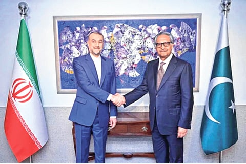 पाकिस्तान, इराणमध्ये समझोता; संरक्षण सहकार्यावर सहमती: क्षेपणास्त्र हल्ल्यांनंतर परराष्ट्र मंत्र्यांची बैठक