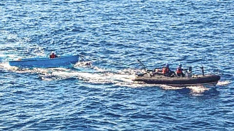 भारतीय युद्धनौकेद्वारे इराणच्या नौकेची सुटका; सोमालियाजवळ नौदलाची सागरी चाच्यांविरुद्ध कारवाई