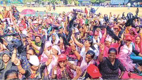 भर उन्हात अंगणवाडी सेविकांचे आंदोलन