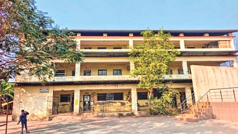 भिवंडीत धोकादायक इमारतीत भरतेय शाळा! विद्यार्थ्यांचा जीव धोक्यात; शिक्षण विभागाचे दुर्लक्ष