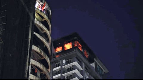 गोरेगाव पश्चिम येथील  २७ मजली टॉवरमध्ये आग; फायर फायटिंग सिस्टम ठप्प; नोटीस बजावणार, कायदेशीर कारवाई करणार