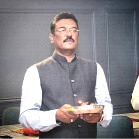 प्रताप सरनाईक यांच्याकडून ५१ हजार किलो साखर वाटप