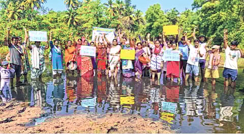 वेळागर खाडीपात्रात उभे राहून शेतकऱ्यांचे आंदोलन