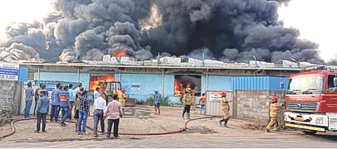 सामवेदा लॉजिस्टिक गोदामाला आग