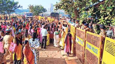 दुसऱ्या दिवशी अंगणवाडी सेविका आक्रमक; सुरक्षा बॅरिकेट्स तोडून मंत्रालयाकडे जाण्याच्या प्रयत्न पोलिसांनी हाणून पाडला