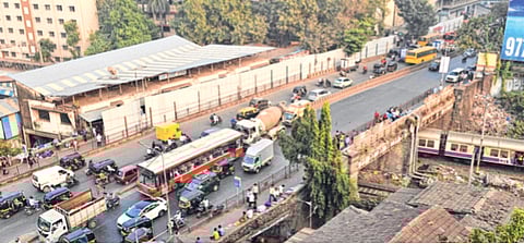 सायन उड्डाणपूल लवकरच बंद: पर्यायी मार्गाची वाट बिकट बेस्ट बसेससह वाहनचालकांना वळसा घालावा लागणार; इंधनाच्या खर्चातही वाढ